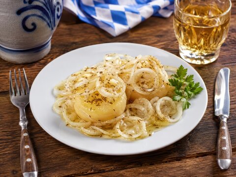 Handk&auml;s mit Musik im deutschen Restaurant: Hessischer Sauermilchk&auml;se mit Zwiebeln, K&uuml;mmel, Essig und &Ouml;l, klassisch auf wei&szlig;em Teller mit Apfelwein serviert.