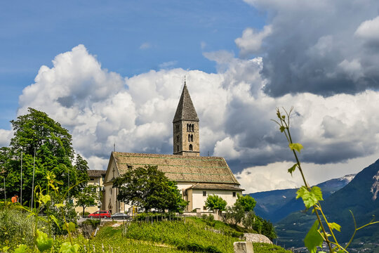 Kurtatsch, Dorf, Kirche, Pfarrkirche, Vigiliuskirche, Weindorf, Weinstrasse, Weinberg, Etschtal, Aussicht, Wanderweg, Fr&uuml;hling, Sommer, S&uuml;dtirol, Italien
