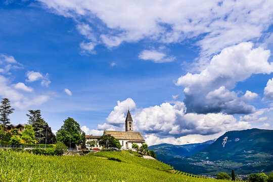 Kurtatsch, Dorf, Kirche, Pfarrkirche, Vigiliuskirche, Weindorf, Weinstrasse, Weinberg, Etschtal, Aussicht, Wanderweg, Fr&uuml;hling, Sommer, S&uuml;dtirol, Italien