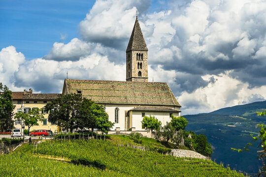 Kurtatsch, Dorf, Kirche, Pfarrkirche, Vigiliuskirche, Weindorf, Weinstrasse, Weinberg, Etschtal, Aussicht, Wanderweg, Fr&uuml;hling, Sommer, S&uuml;dtirol, Italien