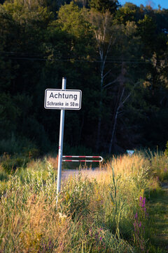 Verkehrsschild warnt vor Schranke