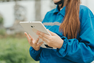 Petroleum scientist concept. Focused delivery worker holding tablet with professional expression © JK_kyoto