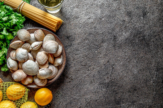Raw fresh clams, spaghetti coriander, white wine and lemon