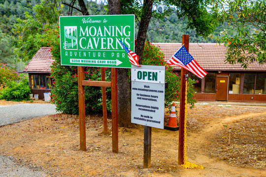 Moaning Caverns Adventure Park road sign
