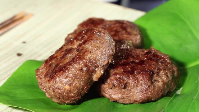제목 (영문-한글 통합 한 줄 구성, 요청사항 및 안전 범위 적용)
Korea traditional Namdo style tteokgalbi grilled minced beef patties korean food galbi bulgogi meat Korea 한국 남도식 전통 떡갈비 소고기 숯불구이 갈비 불고기 한식 고기 식재료