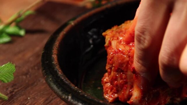 Korea traditional food kimchi napa cabbage fermented spicy dish bowl culture healthy k food organic ingredient red pepper gourmet 대한민국 한국 전통 음식 배추김치 김치 포기김치 양념 매콤한 한식 식재료 옹기 접시 건강식 유기농 반찬 한국요리