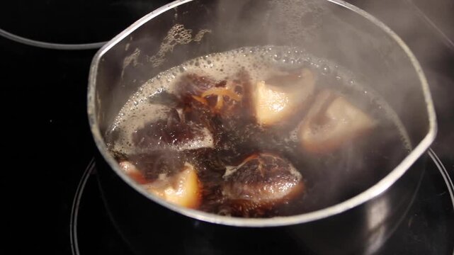 Korea mushroom boiling pot stew broth steam soy sauce simmering cuisine Korea 버섯 표고버섯 냄비 보글보글 간장 조림 육수 김 스팀 요리 식재료