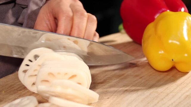 chopping vegetables green onion paprika lotus root beef meat cutting board knife kitchen food preparation  대파 파 파프리카 연근 소고기 고기 야채 채소 썰기 도마 칼 주방 식재료 조리과정
