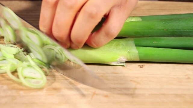 chopping vegetables green onion paprika lotus root beef meat cutting board knife kitchen food preparation  대파 파 파프리카 연근 소고기 고기 야채 채소 썰기 도마 칼 주방 식재료 조리과정
