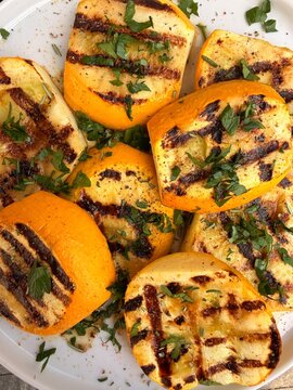 Gelbe Zucchini gegrillt.