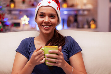 Obraz premium The festive portrait captures a quiet winter moment with a hot drink inside a decorated home interior, inside a cozy seasonal living space during the coffee break.