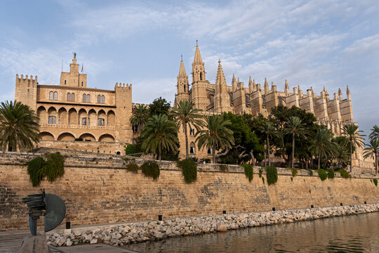 Kathedrale von Palma (La Seu) neben dem K&ouml;nigspalast La Almudaina, Palma de Mallorca