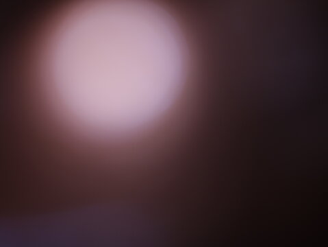 Una toma de cerca de una fondo abstracto de luces de navidad de color marr&oacute;n y blanco en la oscuridad. Desenfoque bokeh

