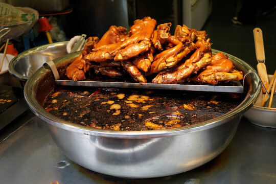 The legendary braised 'Zhuangyuan' Pig&rsquo;s Trotters, packed with rich flavor at Qingyan Ancient Town market. (Scholar Pig&rsquo;s Trotters)