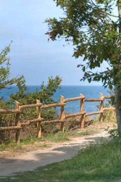 Zaun als Schutz und Absperrung an der Steilk&uuml;ste der polnischen Ostsee bei Rewal in der Region Pommern