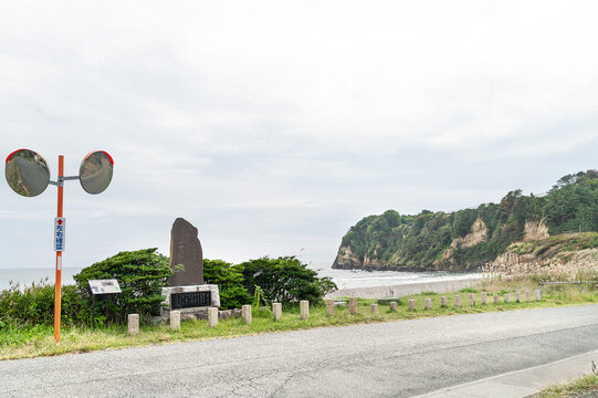 海沿いに佇む「わすれじ平和の碑」と断崖の風景/Peace Monument Standing by the Coast and Cliff Scenery