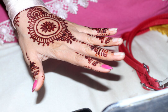 beautiful henna art in bride hand