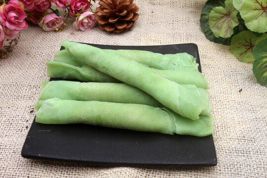 dadar gulung cake on plate