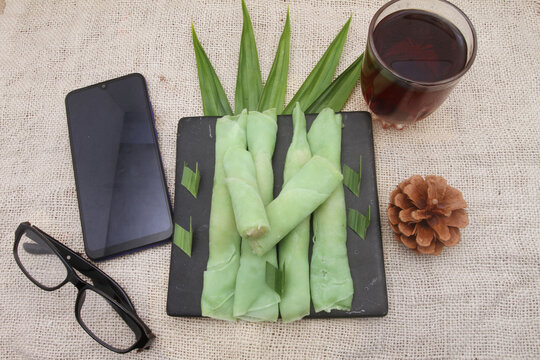 dadar gulung on the plate