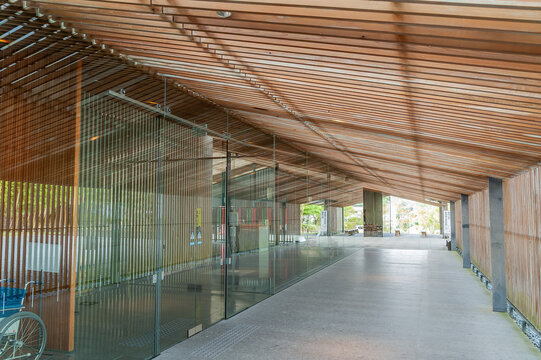 那珂川町馬頭広重美術館の半屋外通路と木のルーバー天井/Covered Passageway and Wooden Louver Ceiling at Nakagawa-machi Bato Hiroshige Museum of Art