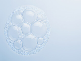 Naklejka premium Abstract soap foam bubbles texture on light blue background top view
