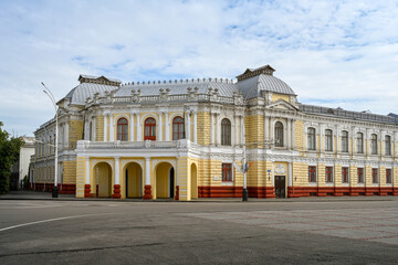 Obraz premium Beautiful exterior of the Drama Theater building on Lenin Square in Tambov, Tambov region of Russia