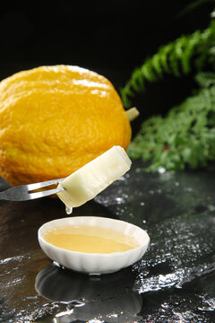 Fresh Yunnan Citron Fruit Juice Extraction with Hand Squeezer and Water Droplets