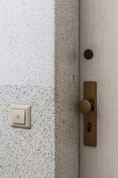 eine geschlossene Wohnungst&uuml;r im Treppenhaus