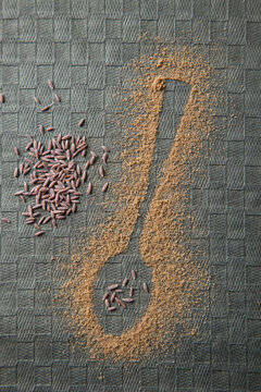 Shape of a spoon in randomly scattered cumin powder