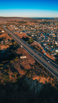 Vista aerea desde dron de una carretera con veh&iacute;culos circulando