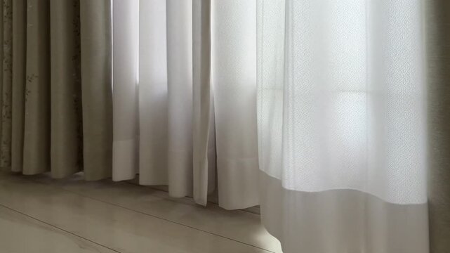 風に靡くレースカーテン	
