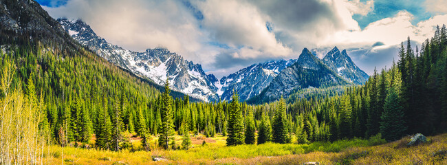 Fototapeta premium Spring Valley Below the Stuart Range
