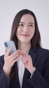 スマホを使うビジネスウーマン