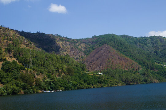 Low Water Level during exceptionally hot spell in Minho River in Os Peares, Galicia, Spain 