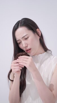 髪が傷み落ち込む女性