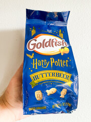 Obraz premium Hand holding a bag of Goldfish Harry Potter Butterbeer baked grahams - August 06, 2026 Puyallup WA, USA