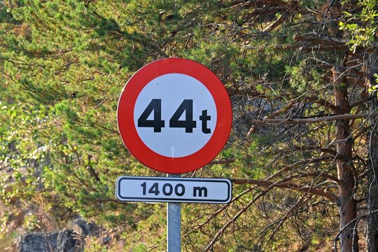 A road sign indicating a maximum permissible weight of 44 tonnes, with an additional sign reading "1400 m", photographed in a wooded area near Madrid, Spain.July 29, 2026