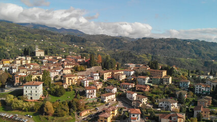 Fototapeta premium Stunning aerial panorama of Barga, Garfagnana, with clear skies and scenic landscapes