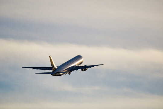 All Nippon Airways Boeing 767-300ER (JA614A) passenger plane in Star Alliance livery taking off from Haneda Airport