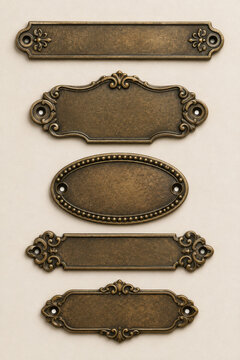 精巧な装飾が施されたアンティーク風の真鍮製ネームプレートのセット Set of vintage brass nameplates and plaques with ornate designs