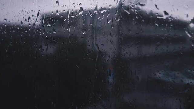 雷雨の日の窓ガラスについた水滴