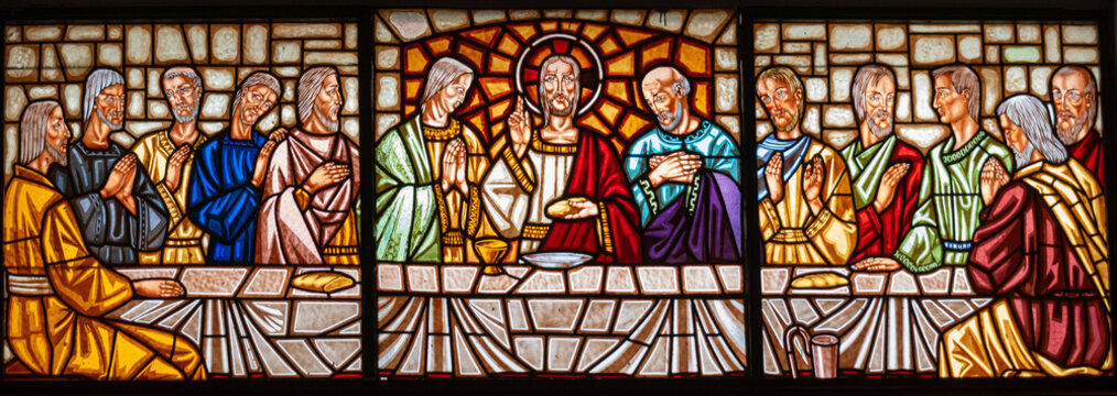 Hermosa vidriera de colores representando la escena b&iacute;blica de la &uacute;ltima cena en la iglesia de nuestra se&ntilde;ora del Socorro en Ronda, Espa&ntilde;a