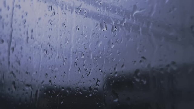 雷雨の日の窓ガラスについた水滴