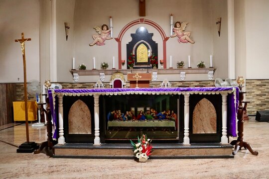 インド　コルカタ　教会の祭壇
