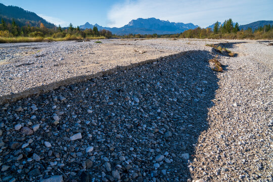 Kompletter Trockenfall der Isar, deren Wasser bei Kr&uuml;n in einem Kanal zum Walchensee abgeleitet wird und das Restwasser bei Wallgau unter einer meterdicken Kiesschicht versickert.