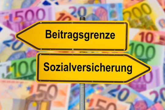Zwei Wegweiser &uuml;ber vielen Euro Banknoten zeigen in unterschiedliche Richtungen mit der Aufschrift Beitragsgrenze und Sozialversicherung  - FOTOMONTAGE