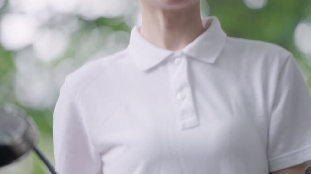 ゴルフをする笑顔の女性