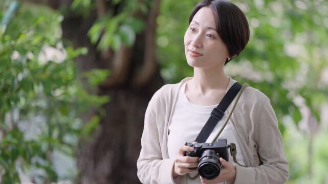 カメラで撮影する女性