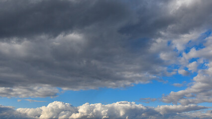 Obraz premium Natural backgrounds and textures. Dramatic clouds against a blue sky.