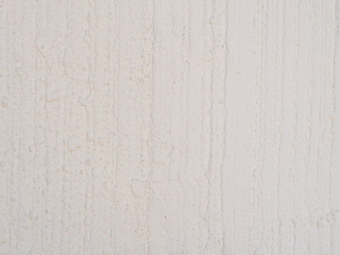 Verputzte wei&szlig;e Wand mit senkrechter Struktur als Hintergrund mit Textfreiraum